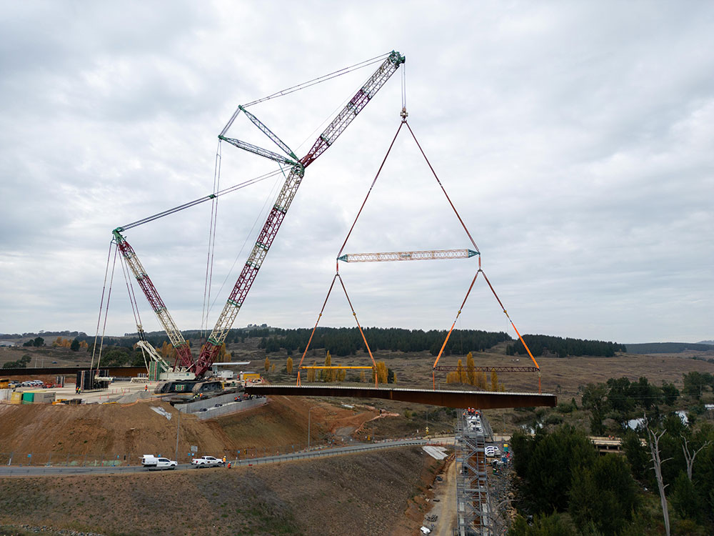Molonglo-River-Bridge-Giant-Crane-in-action