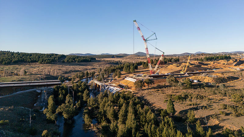 Molonglo-River-Bridge-crane-river